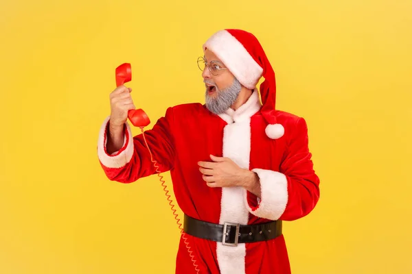 Sidovy Äldre Man Med Grått Skägg Bär Santa Claus Kostym — Stockfoto