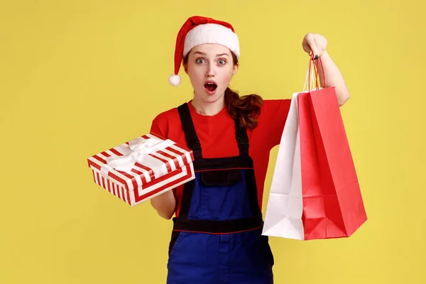 Astonished Delivery Woman Looking Camera Open Mouth Holding Shopping Bags — Stock Photo, Image