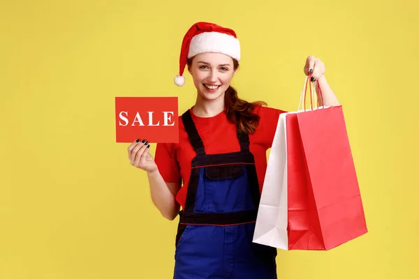 Optimistic Delivery Woman Shows Card Sale Inscription Shopping Bags Discounts — Stock Photo, Image