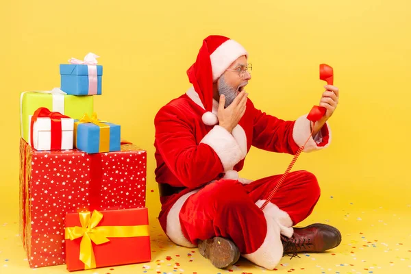 Homem Idoso Surpreso Vestindo Traje Papai Noel Sentado Chão Com — Fotografia de Stock