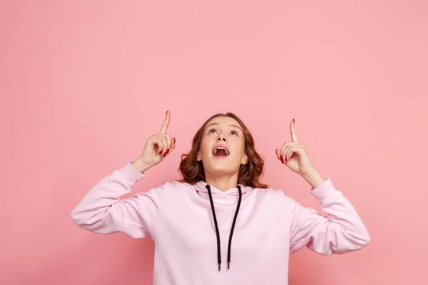 Retrato Adolescente Sorprendida Sudadera Con Capucha Con Boca Abierta Señalando — Foto de Stock