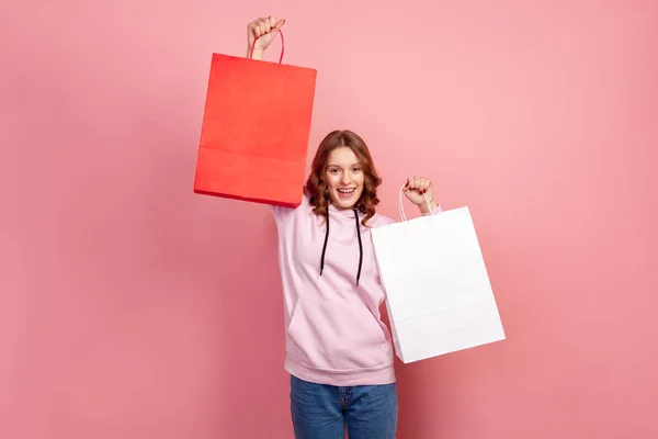 Retrato Menina Adolescente Encaracolado Sorridente Capuz Segurando Sacos Papel Branco — Fotografia de Stock