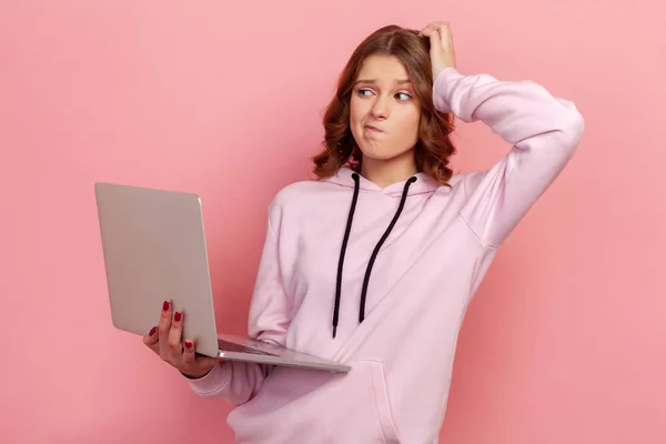 Porträt Eines Verwirrten Lockigen Teenagers Kapuzenpullover Der Laptop Hält Sich — Stockfoto