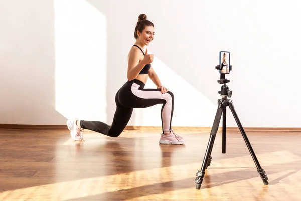 Satisfied Coach Female Doing Lunges Exercise Showing Thumb Recording Online — Stock Photo, Image