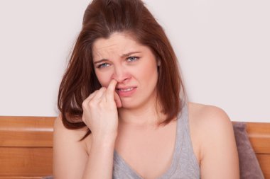 Hasta bir kadın. burun, kırmızı burunlu hasta duygu parmak