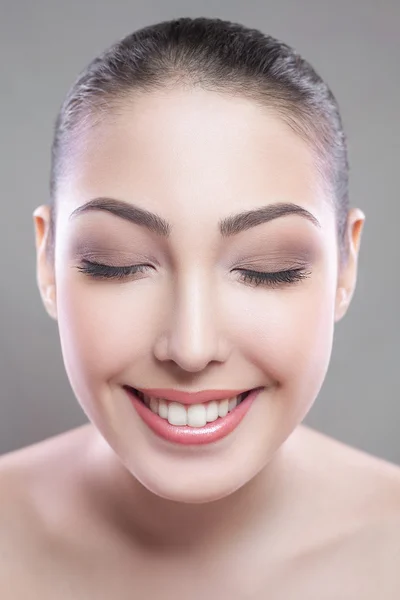 Portrait of a beautiful female model on grey background — Stock Photo, Image