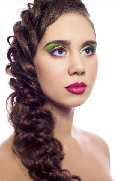 Retrato de hermosas gemelas jóvenes mujeres de moda con peinado y rojo rosa maquillaje verde. aislado sobre fondo blanco. mirando a la cámara con los ojos cerrados. retocado con especial cuidado y atención . —  Fotos de Stock