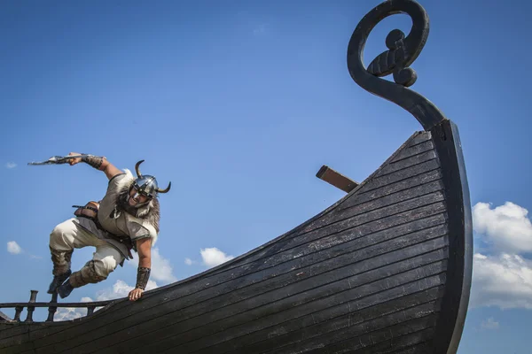 Forte Viking pulando de sua nave para atacar — Fotografia de Stock