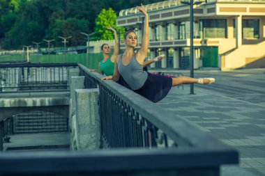 İki genç güzel ikiz kardeşi şehirde bale.