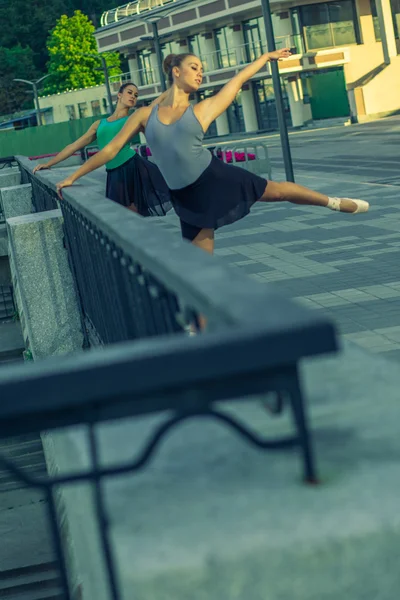 Dos hermosas hermanas gemelas bailando ballet en la ciudad . —  Fotos de Stock