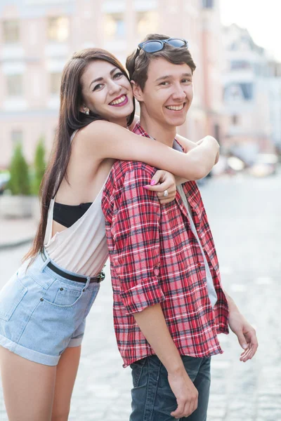 Et lykkelig ungt par som ler i byen. Kjærlighetshistorie . – stockfoto