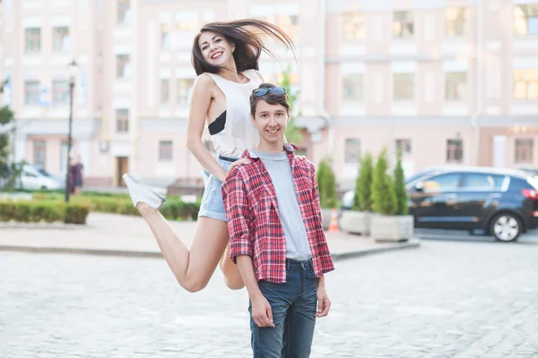 Pareja joven y feliz riendo en la ciudad. Serie Historia de amor . — Foto de Stock