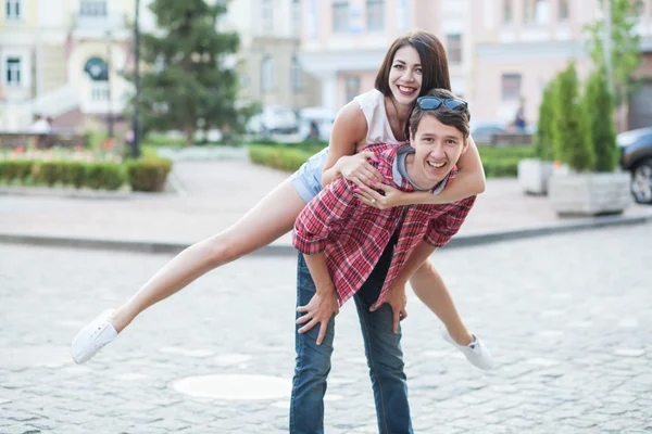 Pareja joven y feliz riendo en la ciudad. Serie Historia de amor . — Foto de Stock