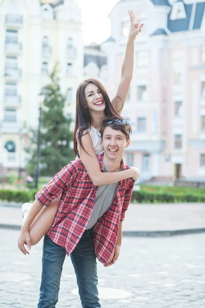 Pareja joven y feliz riendo en la ciudad. Serie Historia de amor . — Foto de Stock