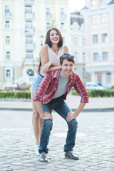 Pareja joven y feliz riendo en la ciudad. Serie Historia de amor . — Foto de Stock