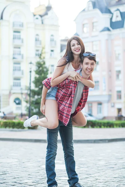 Um jovem casal feliz a rir na cidade. Série História de Amor . — Fotografia de Stock