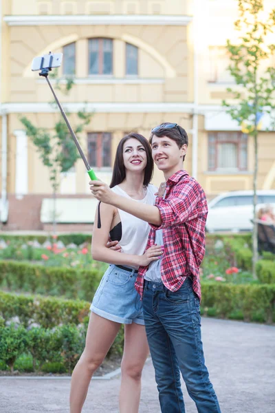 Felice giovane coppia facendo selfie da smart cellulare in città . — Foto Stock