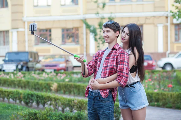 Feliz joven pareja haciendo selfie por teléfono móvil inteligente en la ciudad . —  Fotos de Stock