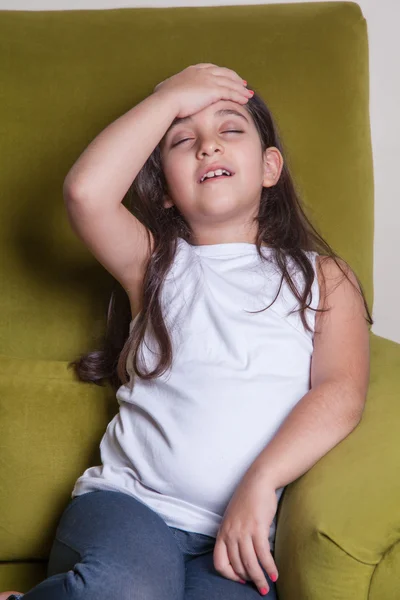 Una pequeña chica pequeña de oriente medio hermosa sentada sintiéndose mal . —  Fotos de Stock