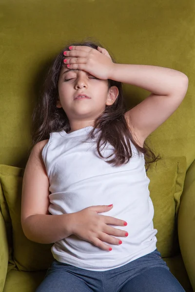 Um pequeno Oriente Médio bela menina pequena sentada sentando-se mal . — Fotografia de Stock