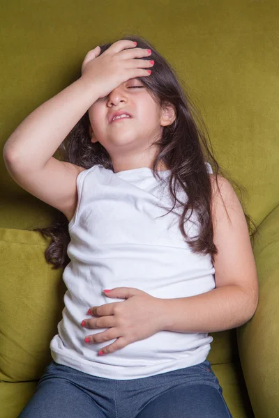 Una pequeña chica pequeña de oriente medio hermosa sentada sintiéndose mal . —  Fotos de Stock