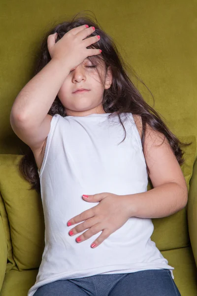 Um pequeno Oriente Médio bela menina pequena sentada sentando-se mal . — Fotografia de Stock