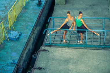İki genç güzel ikiz kardeş şehir Balesi kostüm bale. kentsel eşitleme dans. Sanayi Caddesi dans. özel efekt ile. poz senkronize. Pointe bale ayakkabıları ve elbise.