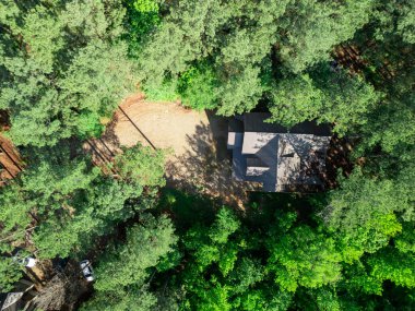 Yoğun ağaçlarla çevrili orman arazisi manzarası kırsal alanda yaşayan özel mülk ve doğa inzivası.