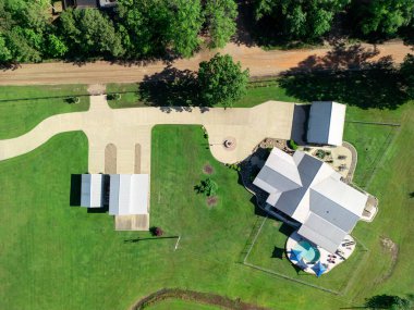 Huzurlu bölgede ev çimenliği olan kırsal arazinin hava manzarası ve çevresindeki yeşillik kırsal mülkiyet.