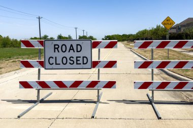 Sokaklar kapalı. Kapalı tabela ve çizgili barikatlar var.