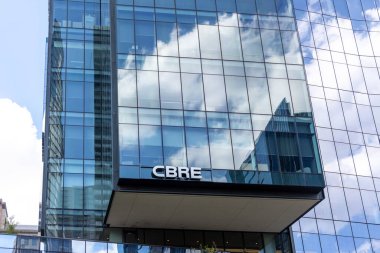 Dallas, Teksas, ABD - 15 Kasım 2025: Modern cam cepheli CBRE şirket binası