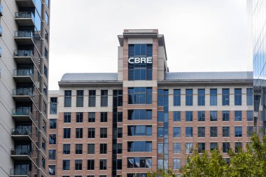Dallas, Teksas, ABD - 15 Kasım 2025: CBRE İş Bölgesi 'nin dışındaki ofis binası