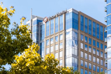 Dallas, Teksas, ABD - 15 Kasım 2025: Teksas Capital ofis binası dışında logo işareti var