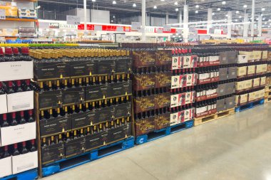 Prosper, Teksas, ABD - 12 Eylül 2025 Costco Store 'da şişe ve kolilerle dolu şarap reyonu