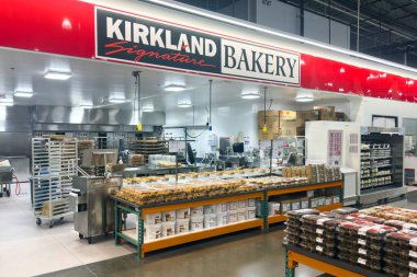 Prosper, Teksas, ABD - 12 Eylül 2025: Costco Store 'da Kirkland pastanesi tabelalı fırın