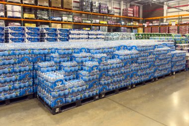 Prosper, Teksas, ABD - 12 Eylül 2025: Costco Store 'daki depo koridorunda istiflenmiş su paletleri
