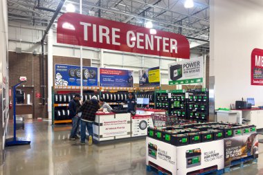 Prosper, Teksas, ABD - 12 Eylül 2025: Costco Store 'da lastik merkezi servis sayacı ve lastik rafları