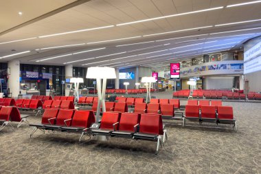 New York, ABD - 29 Mart 2024: Günümüz B terminalinin panoramik manzarası kırmızı koltuklar yüksek LED tavan ışıkları ve yenilenmiş LaGuardia iç mekanındaki boş giriş kapısı ışıkları