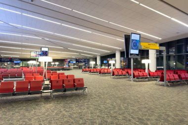 New York, ABD - 29 Mart 2024: Geniş B Terminali oturma alanı kırmızı koltuklar ve yenilenmiş LaGuardia havaalanı iç mimari unsurları ile