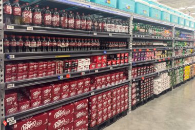 Frisco, Texas, ABD - 12 Eylül 2025: Şişeler, teneke kutular ve zemin katlarında düzgünce düzenlenmiş çoklu paketler ile kapsamlı Dr Pepper soda bölümü