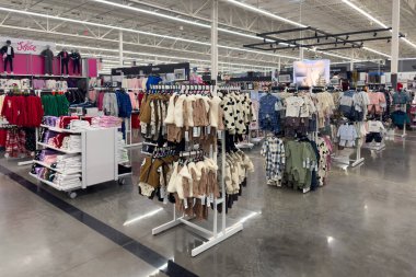 Frisco, Teksas, ABD - 12 Eylül 2025: Asılı elbise rafları, giysili mankenler ve Walmart mağazasında düzenlenmiş giyim sergilerinin yer aldığı geniş çocuk bölümü