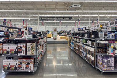 Frisco, Texas, ABD - 12 Eylül 2025: Blenderlar, gıda işlemcileri, markalardan kahve üreticileri de dahil olmak üzere kutulu mutfak aletleriyle dolu geniş koridor