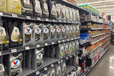 Frisco, Texas, ABD - 12 Eylül 2025: Tip ve viskoziteye göre düzenlenmiş büyük kaplarda motor yağı stokları