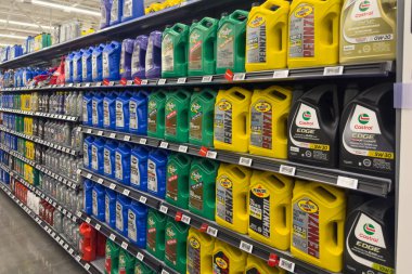 Frisco, Teksas, ABD - 12 Eylül 2025: Markaların çeşitli motor yağlarıyla dolu raflar