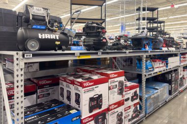 Frisco, Texas, ABD - 12 Eylül 2025: Hart ve Hiper Sert hava kompresörleri, otomotiv bölümünde kutulanmış elektrikli aletler ve aksesuarlar