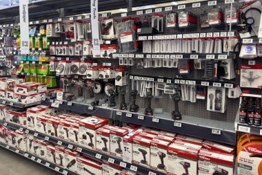 Frisco, Texas, ABD - 12 Eylül 2025: Kablosuz matkaplar, çarpma sürücüleri, bitler ve Hyper Tough 'un kırmızı ambalaj aksesuarlarıyla tahta ekranı