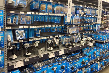 Frisco, Texas, ABD - 12 Eylül 2025: Hart kablosuz matkaplı tahta duvar, çarpma sürücüleri, bataryalar, matkap uçları, diskleri kesmek ve aşındırıcı