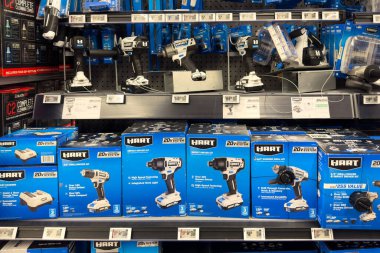 Frisco, Teksas, ABD - 12 Eylül 2025: Kutulu Hart 20V kablosuz matkap ve çarpışma sürücü kitleri ile raflar, sergilenen güvenli demo birimleri