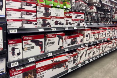 Frisco, Teksas, ABD - 12 Eylül 2025: Raflar kutu dolu Hiper Sert matkaplar, salınan çoklu araçlar, zımparalar, karşılıklı testereler ve yönlendiriciler