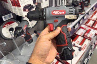 Frisco, Teksas, ABD - 12 Eylül 2025: Tork ayarları ve bataryaları bağlı olan kompakt hiper sert kablosuz matkabın yakın çekimi